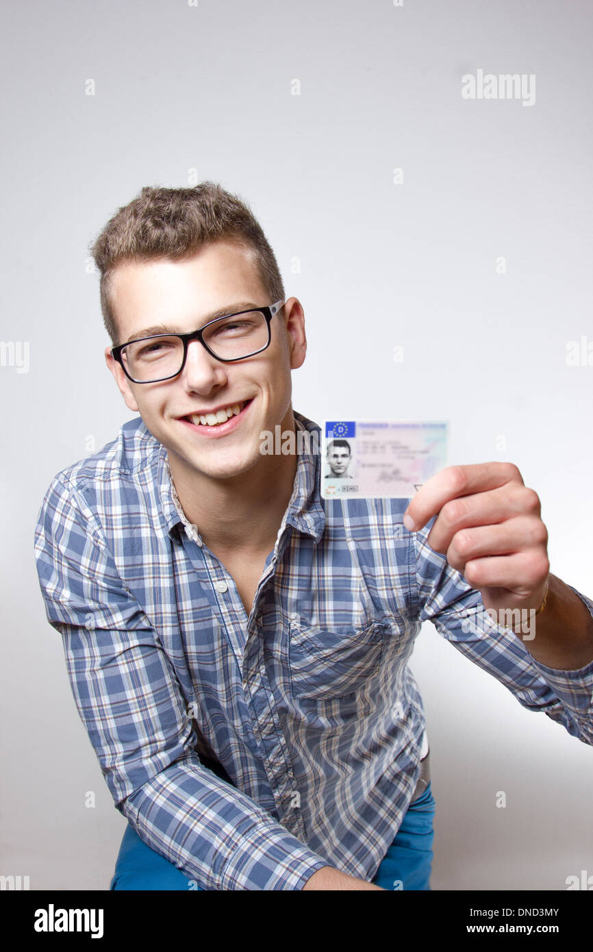 Giovane uomo appena ricevuto la sua patente di guida ed è contento di guidare la sua auto al più presto Foto Stock
