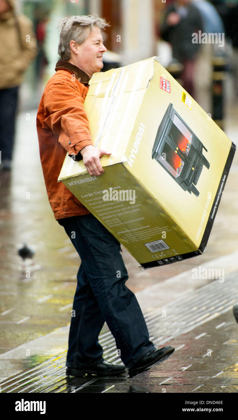 Cardiff, Galles, UK. Dicembre 23. Christmas Shopper brave maltempo su Mega lunedì per andare a fare shopping per last minute presenta il 23 dicembre a Cardiff, nel Galles. Gli acquirenti sono tenuti a trascorrere £12 miliardi di euro in quattro giorni. Credito: Matteo Horwood/Alamy Live News Foto Stock