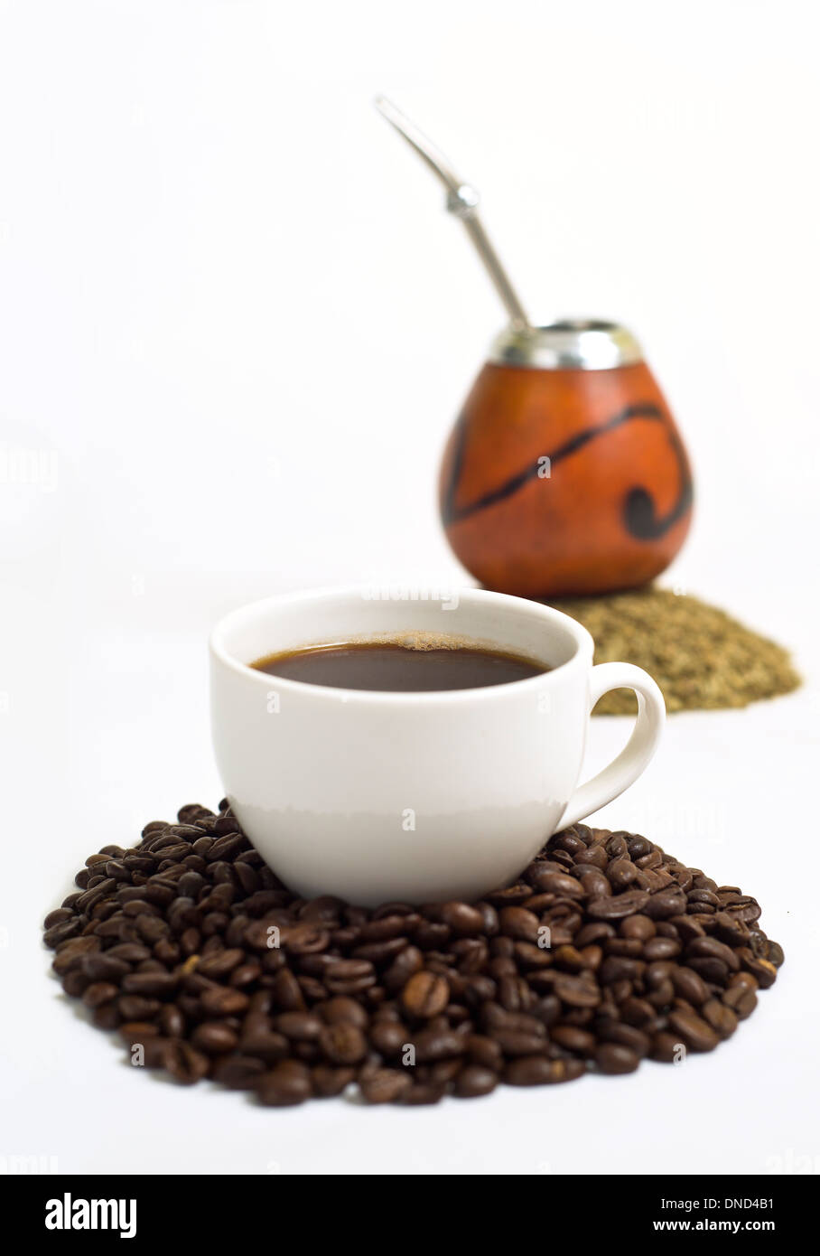 Il caffè in chicchi di caffè e calabash e bombilla sulla yerba mate cannucce Foto Stock