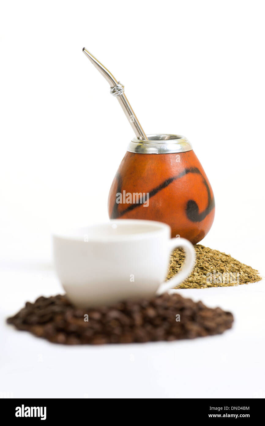 Il caffè in chicchi di caffè e calabash e bombilla sulla yerba mate cannucce Foto Stock