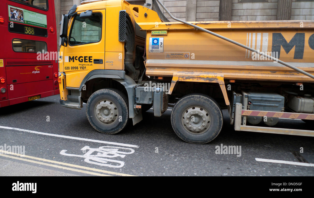 Un McGee HGV camion nel traffico e ciclismo pista ciclabile segno logo su Road London UK KATHY DEWITT Foto Stock