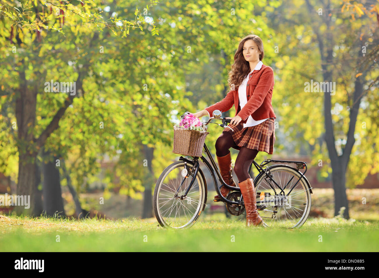 Giovani femmine su una bicicletta in un parco Foto Stock