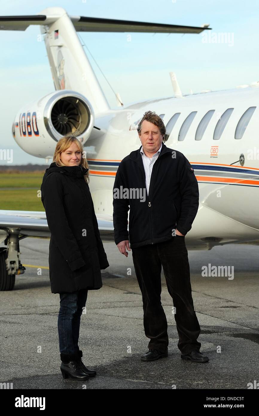 Pilot Heiko Bauer e il co-pilota Kim Schlotmann pongono di fronte a un Cessna 525una citazione, sul campo d'aviazione in Arnsberg-Menden, Germania, 23 dicembre 2013. Il governo russo avversario Mikhail Khodorkovski è volato in questo piano da San Pietroburgo a berlino-schoenefeld. Foto: Marius Becker/dpa Foto Stock