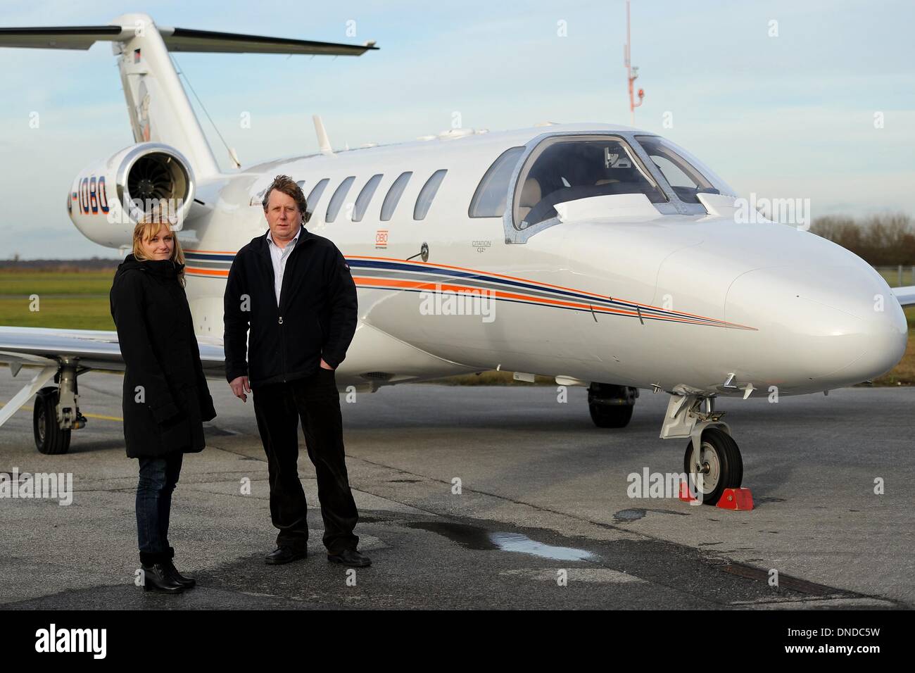 Pilot Heiko Bauer e il co-pilota Kim Schlotmann pongono di fronte a un Cessna 525una citazione, sul campo d'aviazione in Arnsberg-Menden, Germania, 23 dicembre 2013. Il governo russo avversario Mikhail Khodorkovski è volato in questo piano da San Pietroburgo a berlino-schoenefeld. Foto: Marius Becker/dpa Foto Stock