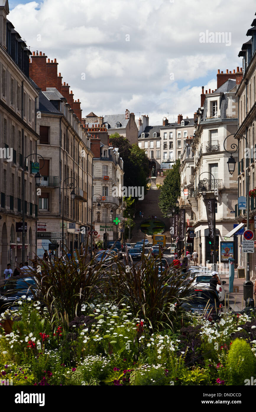 Guardando lungo una strada verso una scala o passi nel centro di Blois, Francia in un pomeriggio soleggiato Foto Stock
