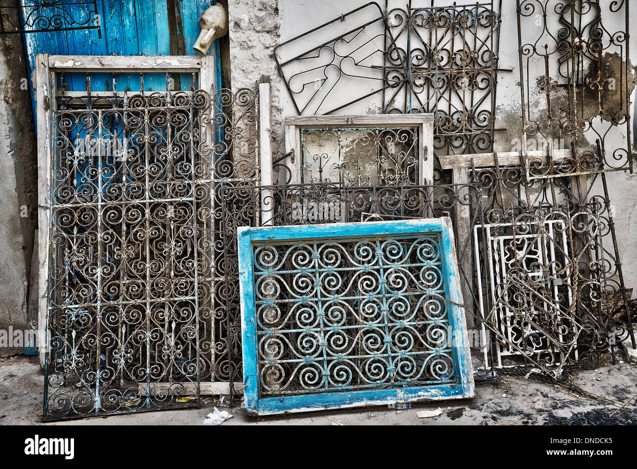 Vecchio ferro battuto oriental finestre e porte - Medina di Houmt Souk, l'isola di Djerba, Tunisia Foto Stock