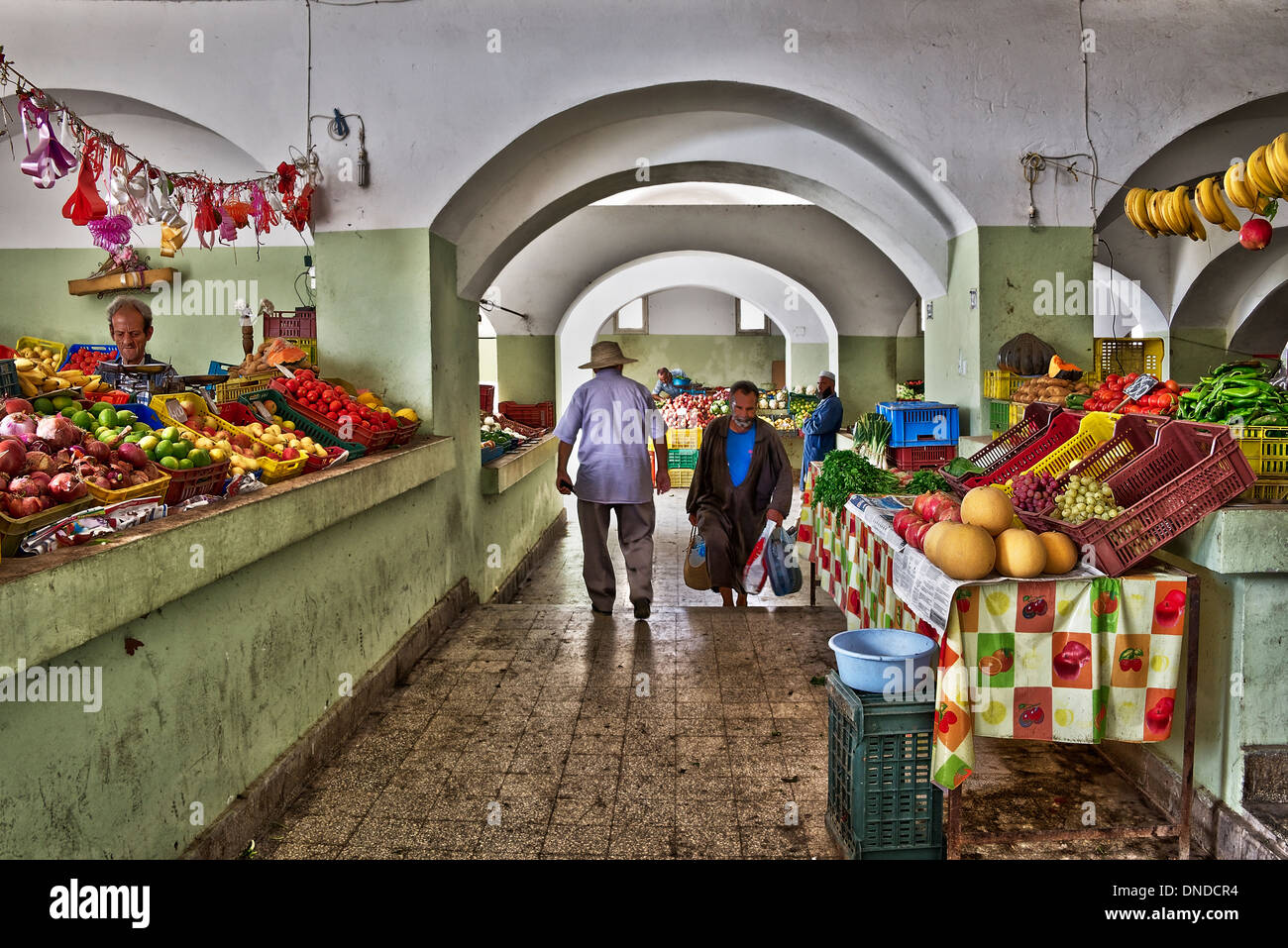 Frutta e verdura mercato coperto - Medina di Houmt Souk, l'isola di Djerba, Tunisia Foto Stock