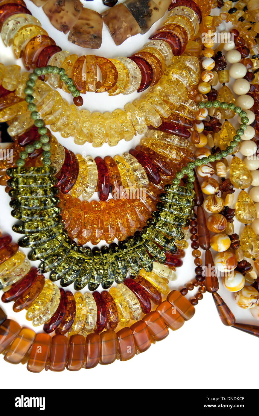 Collane di ambra su sfondo bianco Foto Stock