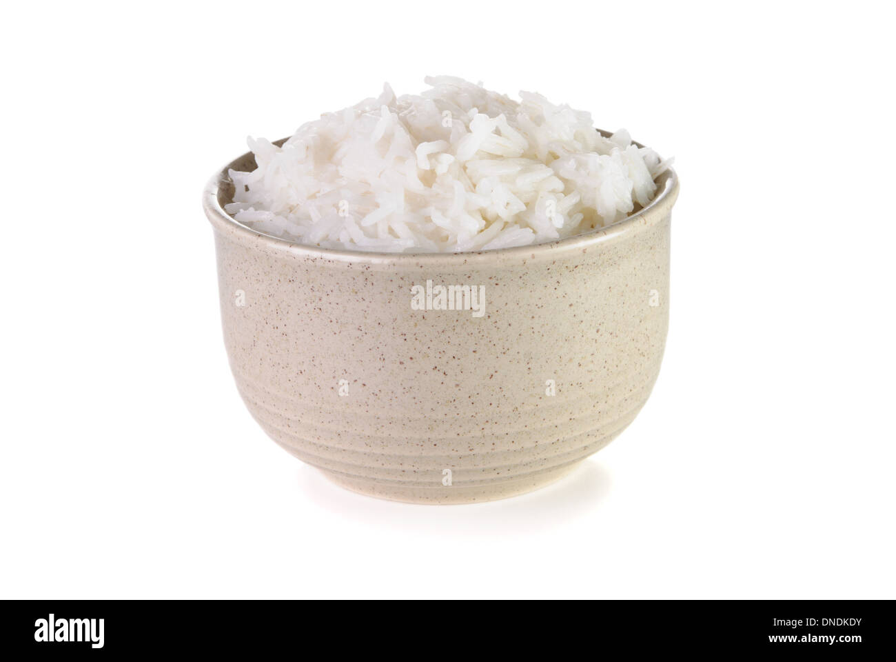 Ciotola con riso bollito su sfondo bianco Foto Stock
