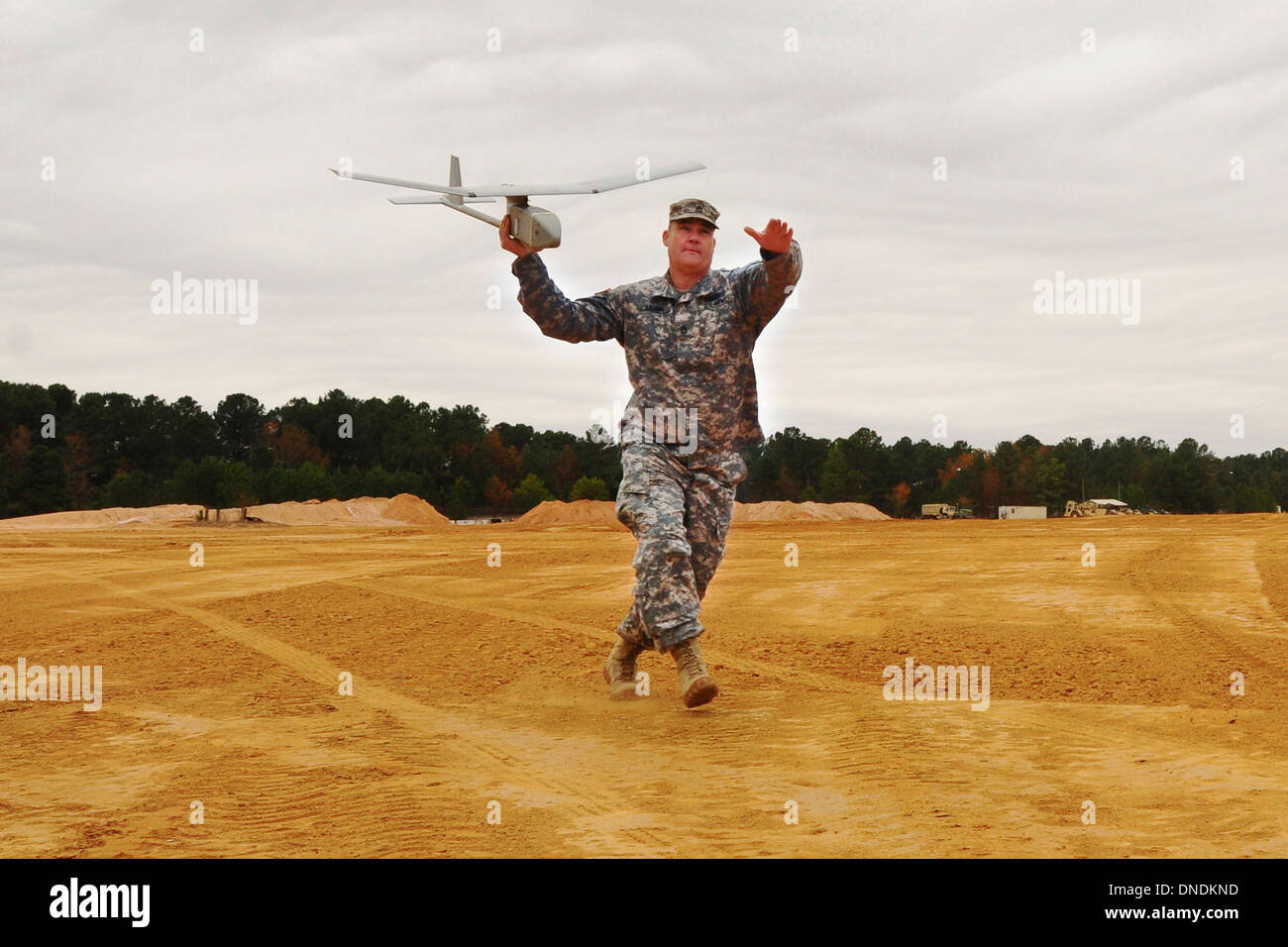 Un US Army soldier lancia un RQ-11B Raven Unmanned Aerial sistema prima di un volo di istruzioni a McCrady Training Center Novembre 21, 2013 in Eastover, S.C. Foto Stock