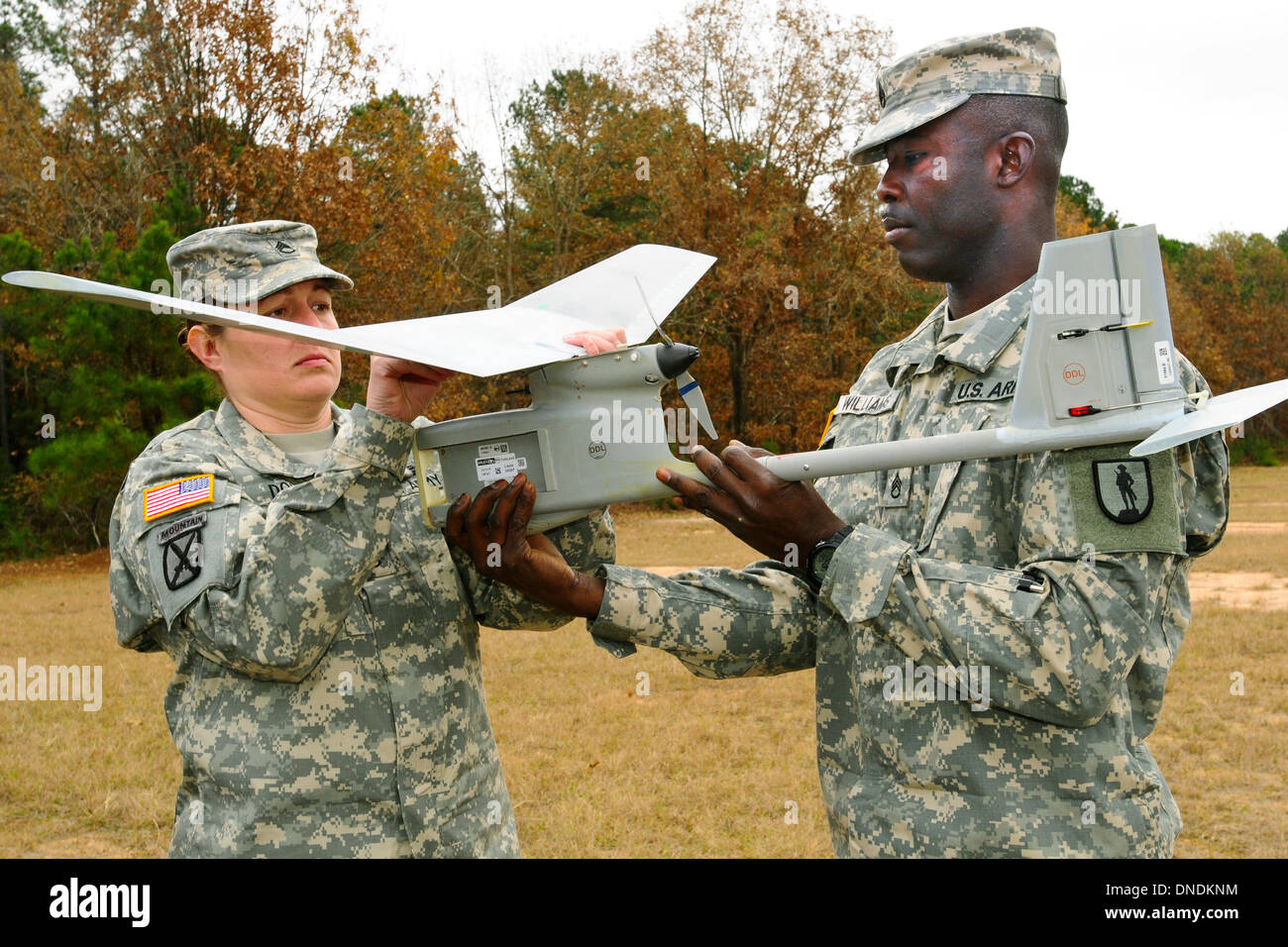 Noi soldati dell esercito di assemblare un RQ-11B Raven Unmanned Aerial sistema prima di un volo di istruzioni a McCrady Training Center Novembre 21, 2013 in Eastover, S.C. Foto Stock