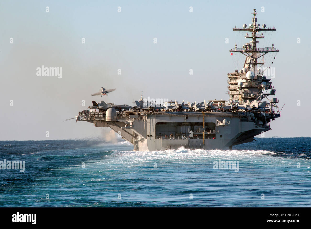 Un US Navy fighter jet lancia dalla portaerei USS George H.W. Bush durante la sua pre-finale valutazioni di distribuzione 13 dicembre 2013 nell'Oceano Atlantico. Foto Stock