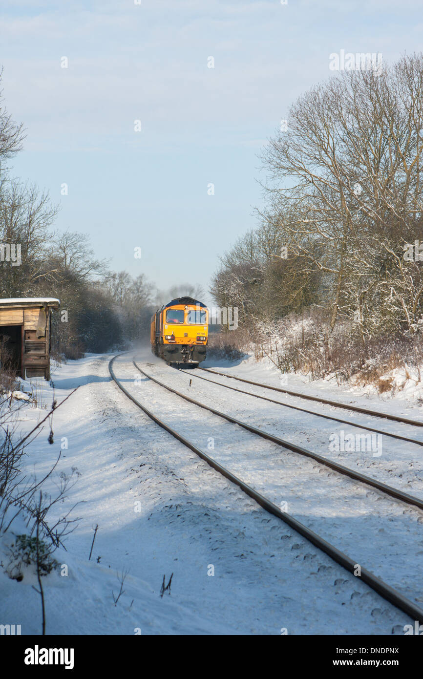 Classe GBRf 66 diesel locomotiva merci viaggiano attraverso la neve tra Melton Mowbray Leicestershire e Oakham Rutland REGNO UNITO Foto Stock