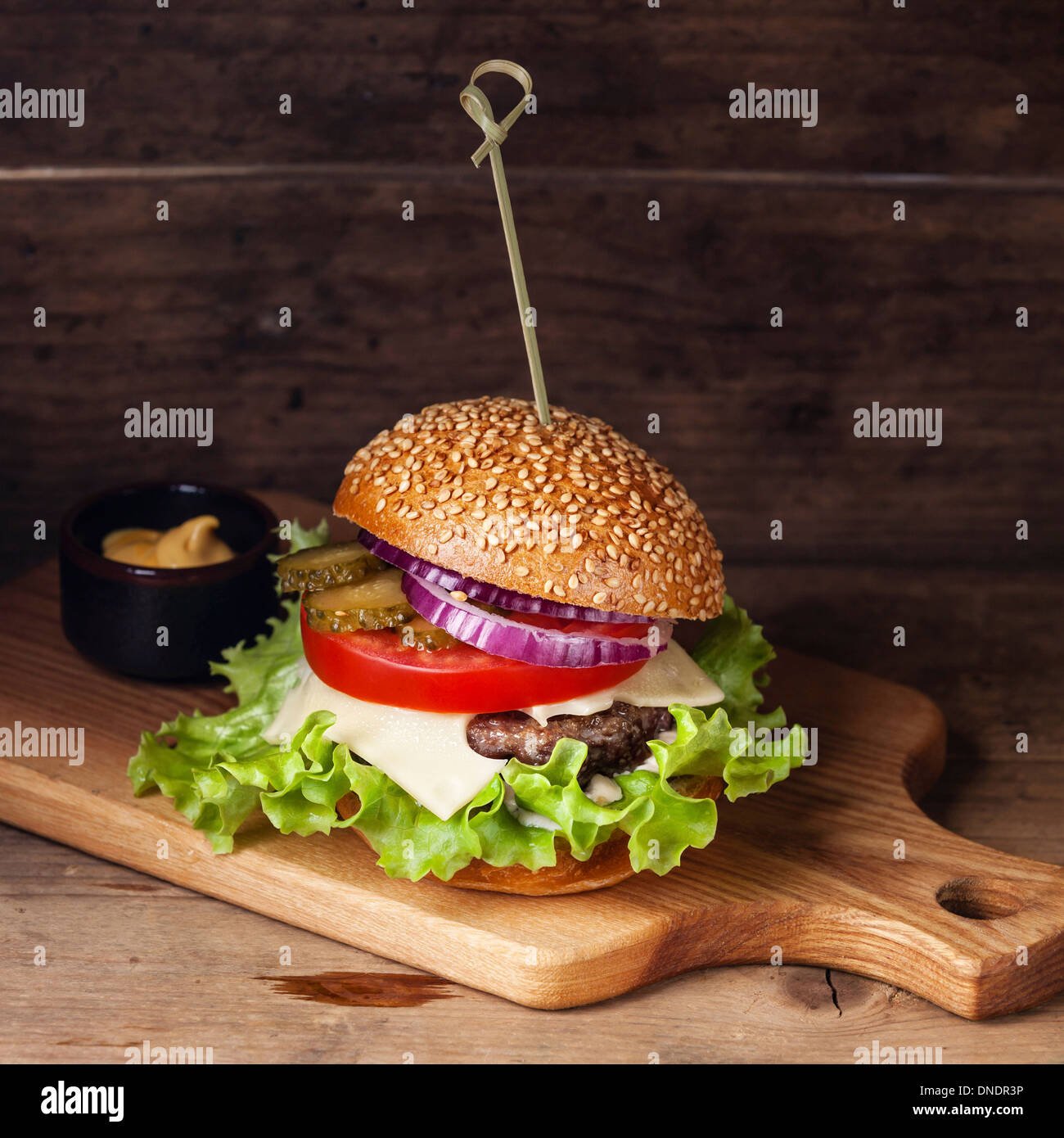 Burger con carne e verdure sfondo di legno Foto Stock