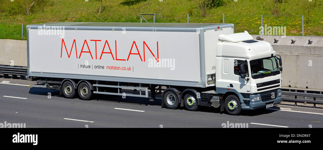 Matalan rimorchio articolato e camion Truck sulla autostrada M25, Essex England Regno Unito Foto Stock