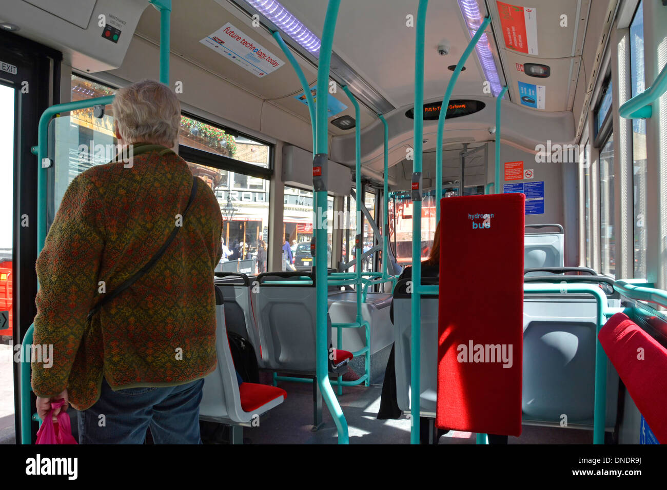 Vista posteriore passeggero in piedi interni moderni di Londra ecocompatibile Trasporto pubblico con cella a combustibile a idrogeno per l'autobus di Londra con posti a sedere REGNO UNITO Foto Stock