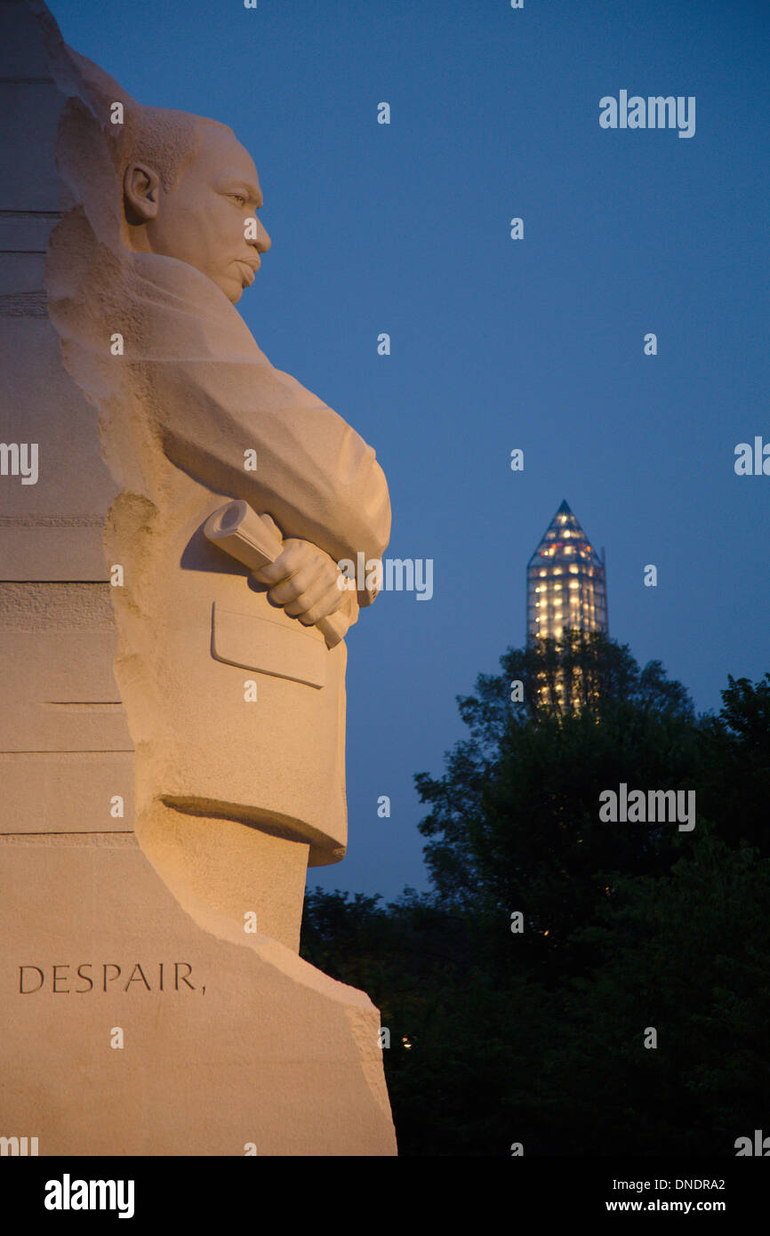 Il Martin Luther King Jr. Memorial e il Monumento a Washington al tramonto con le luci accese, un monumento al leader dei diritti civili. Situato a Washington D.C., il memoriale è il 395 National Park e si trova sul National Mall sul bacino di marea. Foto Stock