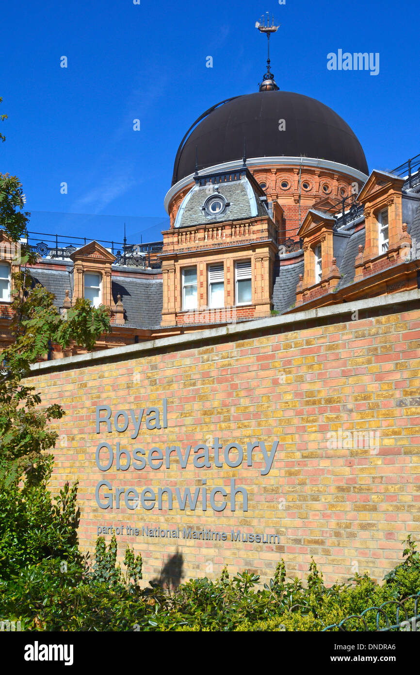 Segno per l'Osservatorio Reale di Greenwich (parte del Museo Marittimo Nazionale) con osservatorio al di là degli edifici Foto Stock