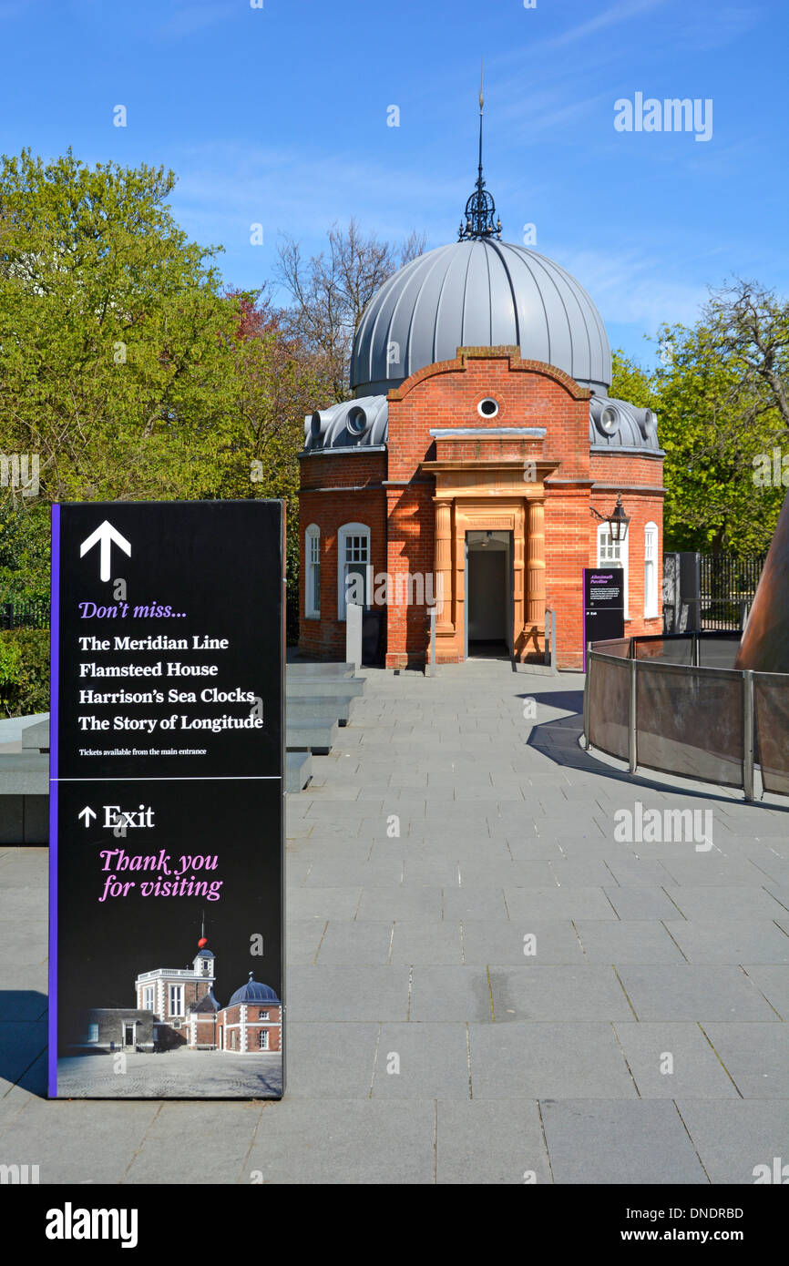 Cartello moderno presso il Royal Greenwich Observatory storico vittoriano in mattoni rossi Costruito altazimuth Pavilion edificio elencato oltre Greenwich Park Londra UK Foto Stock
