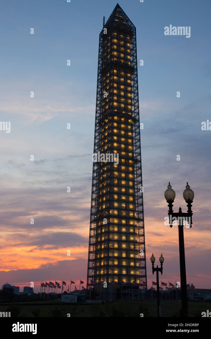 Memoriale di Washington al tramonto con luci di posizione accese, è coperta da impalcature come risultato del terremoto, Washington D.C., una icona di CI Foto Stock