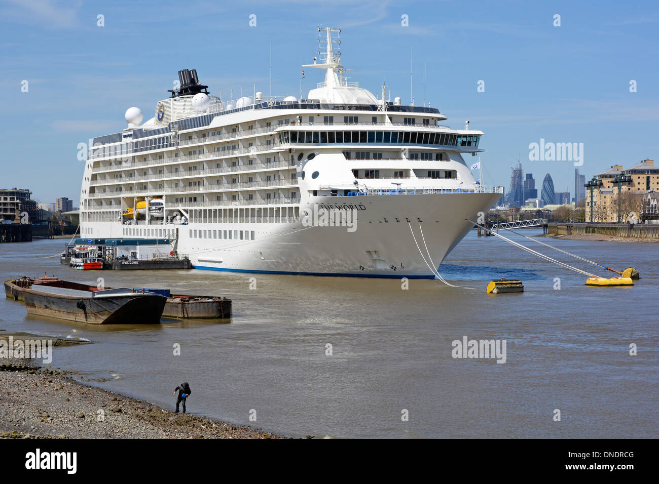 Il mondo hotel galleggiante e la nave di crociera ormeggiato sul fiume Tamigi con la City di Londra distante Foto Stock