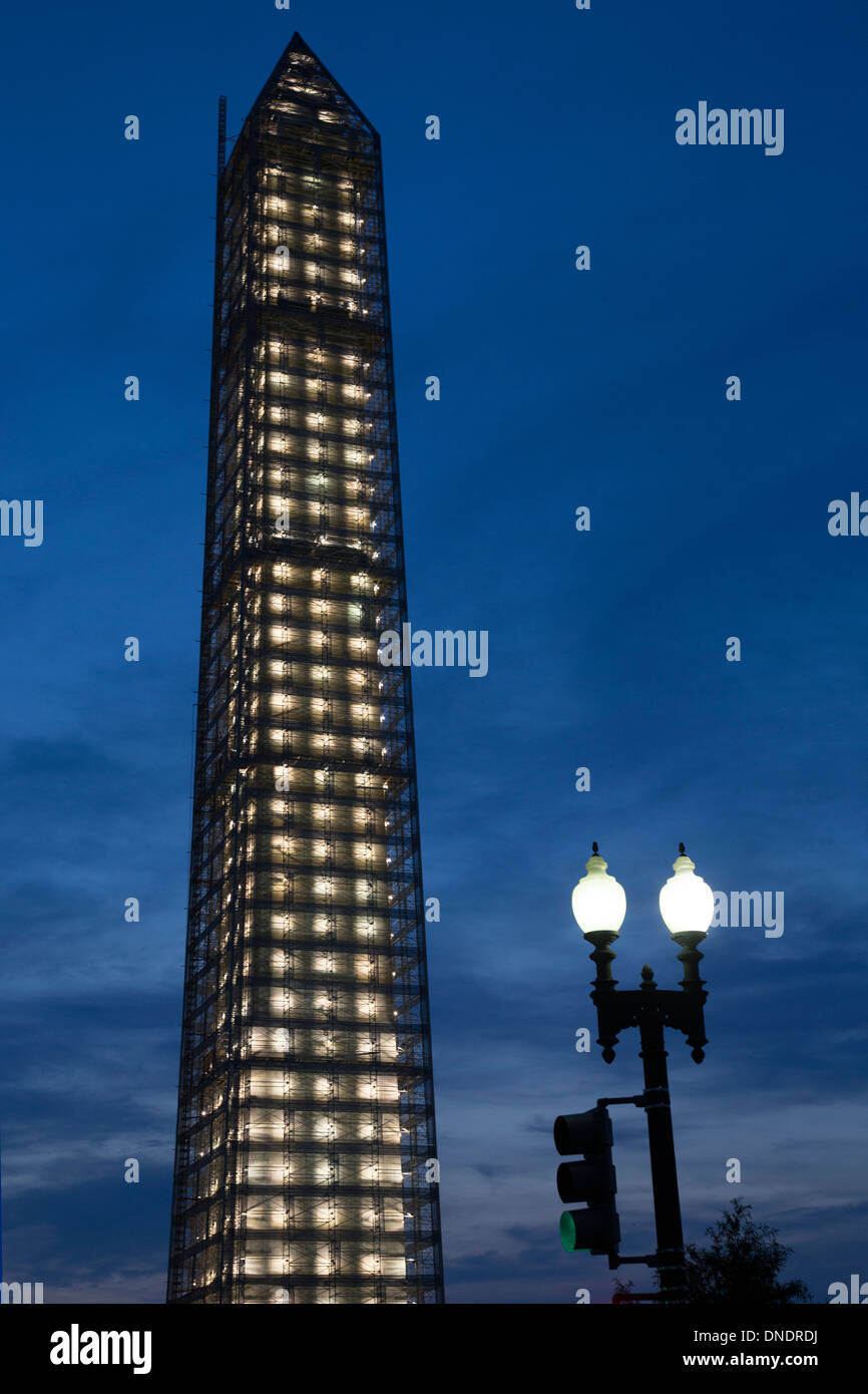 Memoriale di Washington al tramonto con le luci accese, è coperta da impalcature come risultato del terremoto, Washington D.C., una icona di CI Foto Stock
