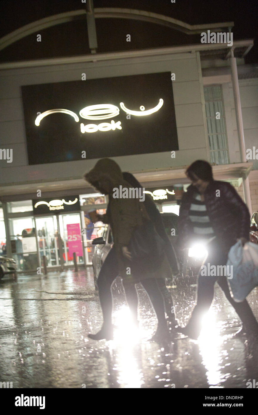 Merthyr Tydfil, Wales, Regno Unito. Il 23 dicembre 2013. Heavy Rain continua senza sosta nel Galles del Sud e last minute gli acquirenti devono negoziare enormi pozzanghere a retail park nella valle città di Merthyr Tydfil. Credito: Graham M. Lawrenc/Alamy Live News. Foto Stock
