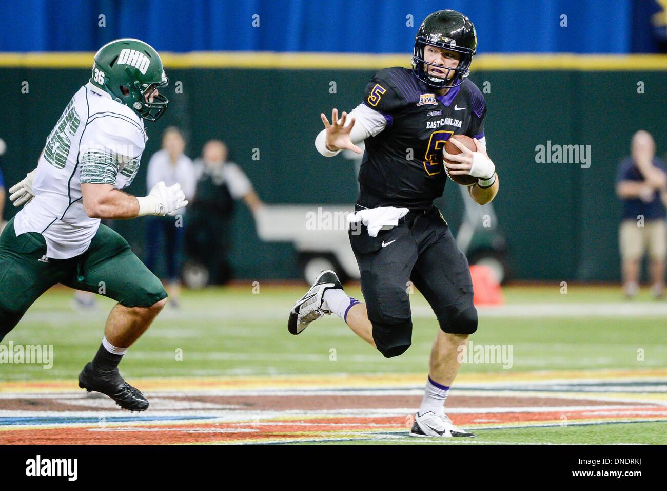 Dicembre 23, 2013 - San Pietroburgo, FL, Stati Uniti d'America: East Carolina Pirates quarterback Shane Carden (5) codifica da Ohio Bobcats linebacker Ben Russell (36) durante la prima metà azione nella carne di manzo o di Brady's St Petersburg ciotola tra la Ohio Bobcats e la East Carolina Pirates al Tropicana Campo in St Petersburg, FL Foto Stock