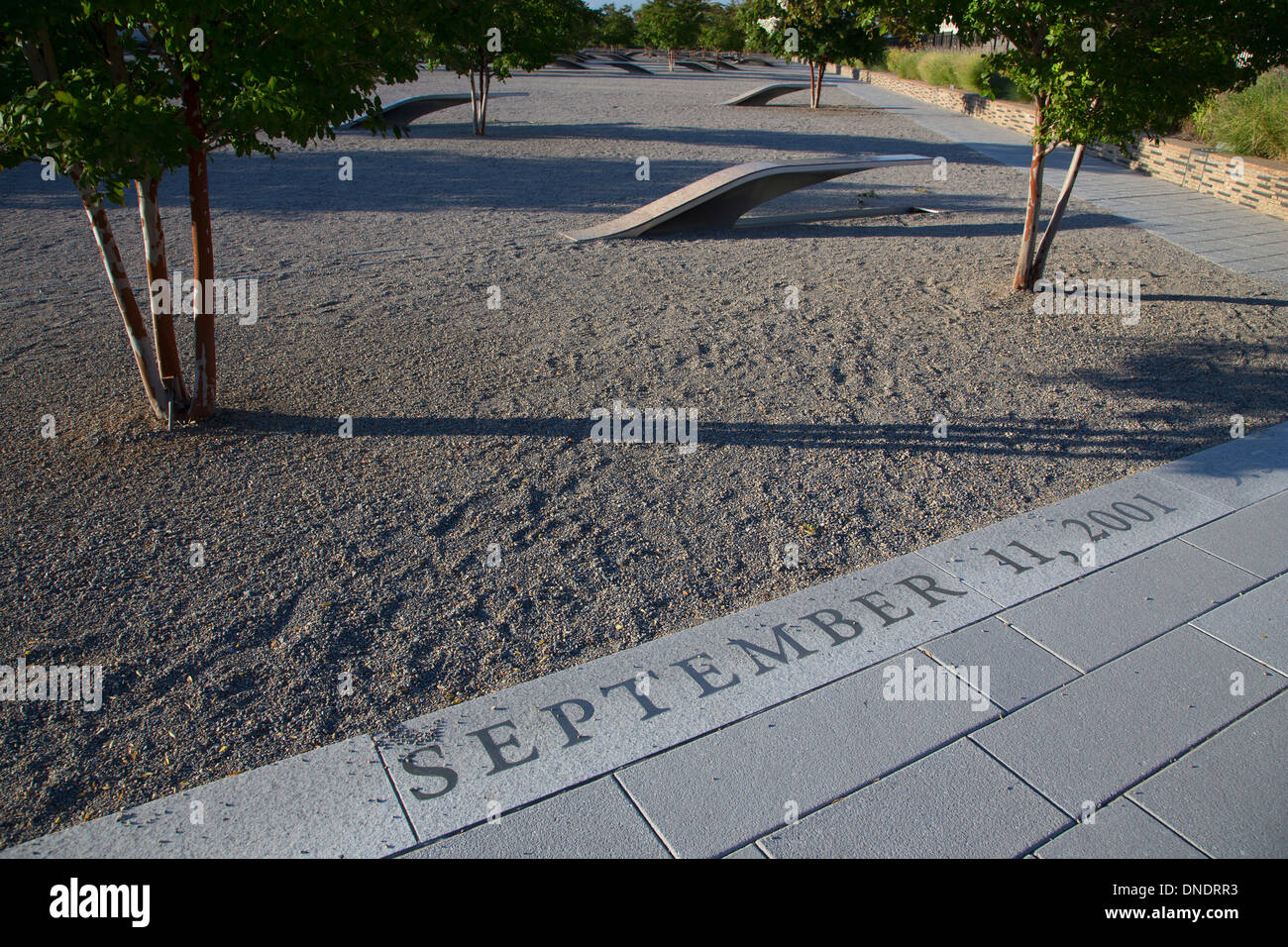 Il Pentagono Memorial caratteristiche 184 banchi vuoti, un memoriale per commemorare l anniversario dell'11 settembre 2011 gli attacchi, in Arlington VA., Washington, DC, Stati Uniti d'America. Foto Stock