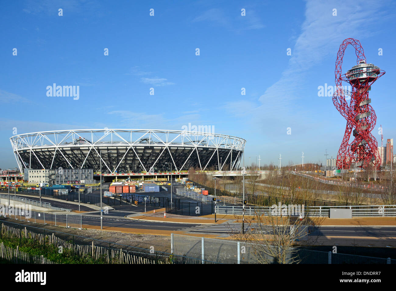 Queen Elizabeth Olympic Park East London 2012 Stadio Olimpico meno Torri faro ArcelorMittal Orbit scultura avviare opere legacy Stratford UK Foto Stock