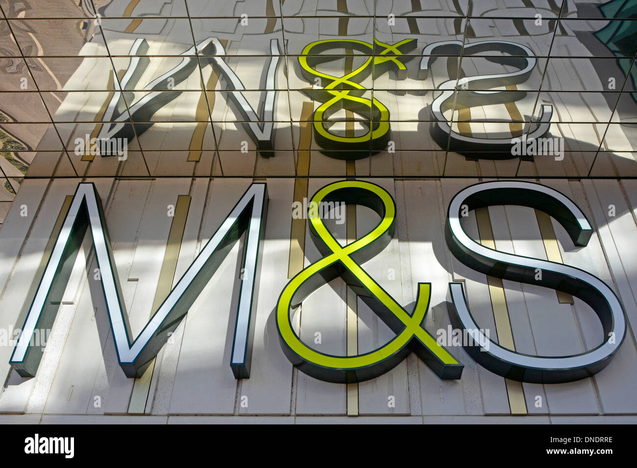M&S memorizza il logo del segno nei riquadri speculari sopra i contrassegni E Spencer al centro commerciale Westfield Stratford Newham East Londra Inghilterra Regno Unito Foto Stock