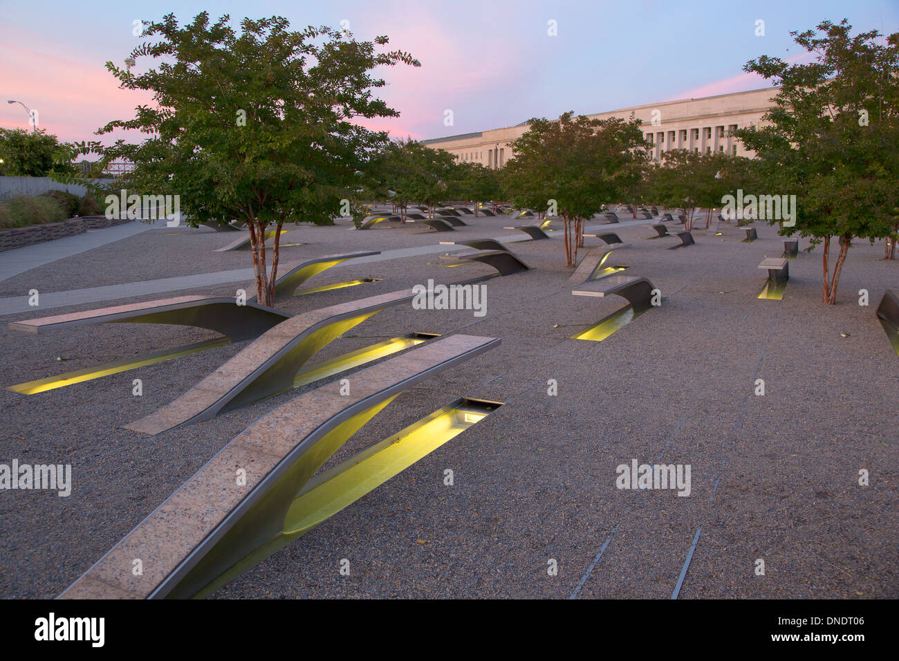 Il Pentagono Memorial caratteristiche 184 banchi vuoti al tramonto, un memoriale per commemorare l anniversario dell'11 settembre 2011 gli attacchi, in Arlington VA., Washington, DC, Stati Uniti d'America. Foto Stock