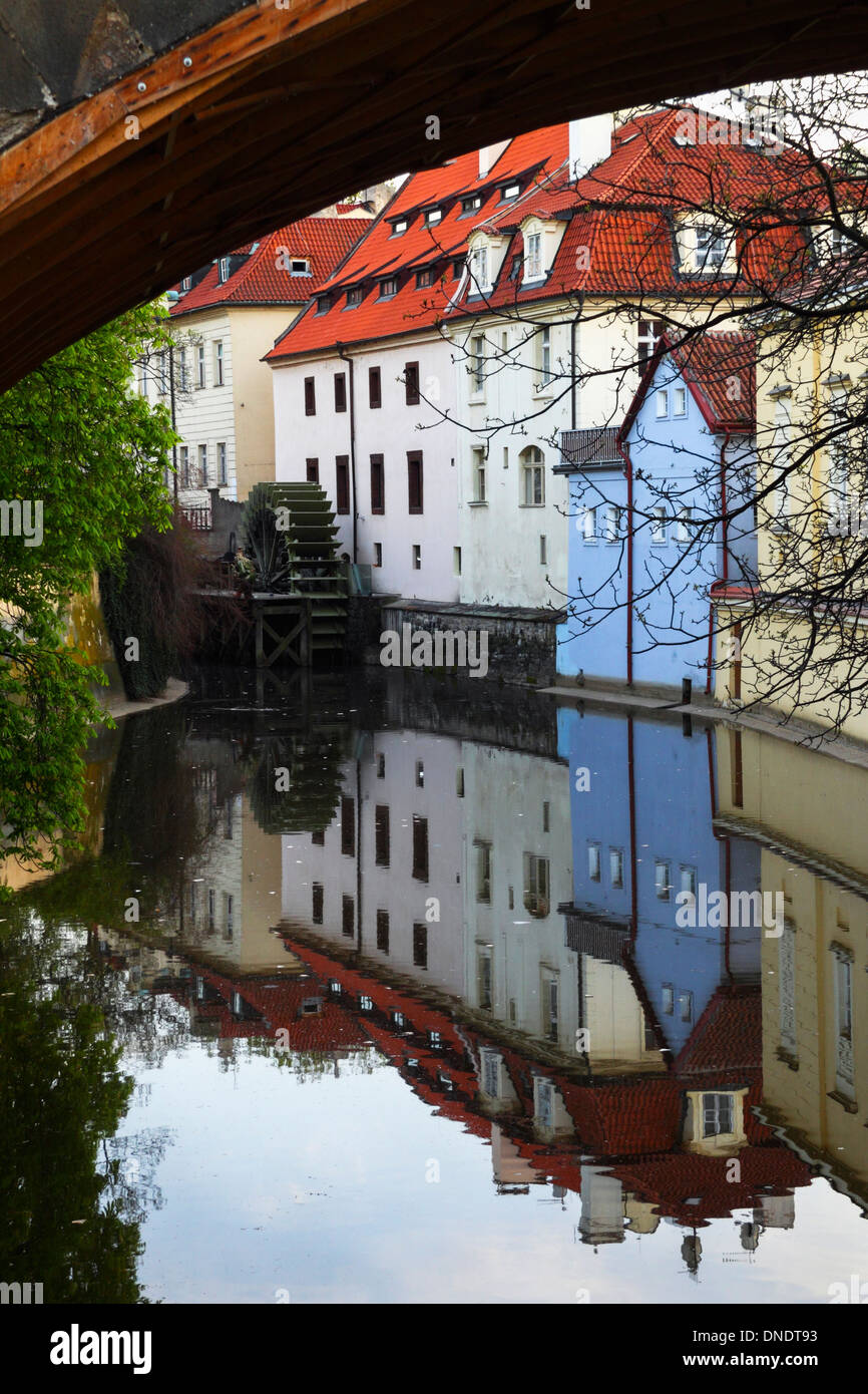 Mulino ad acqua e il Kampa Island house riflessa sul fiume Moldava dal Ponte Carlo a Praga Repubblica Ceca Foto Stock