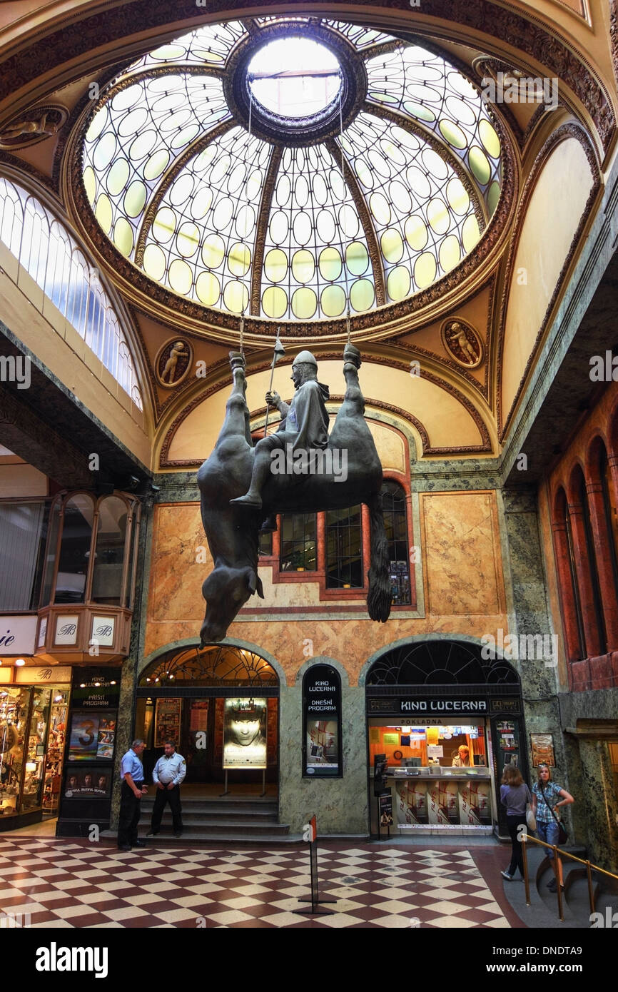 Upside-Down Statua di re Venceslao in sella ad un cavallo morto da scultore ceco David Černý al passaggio di Lucerna centro commerciale di Praga Repubblica Ceca Foto Stock