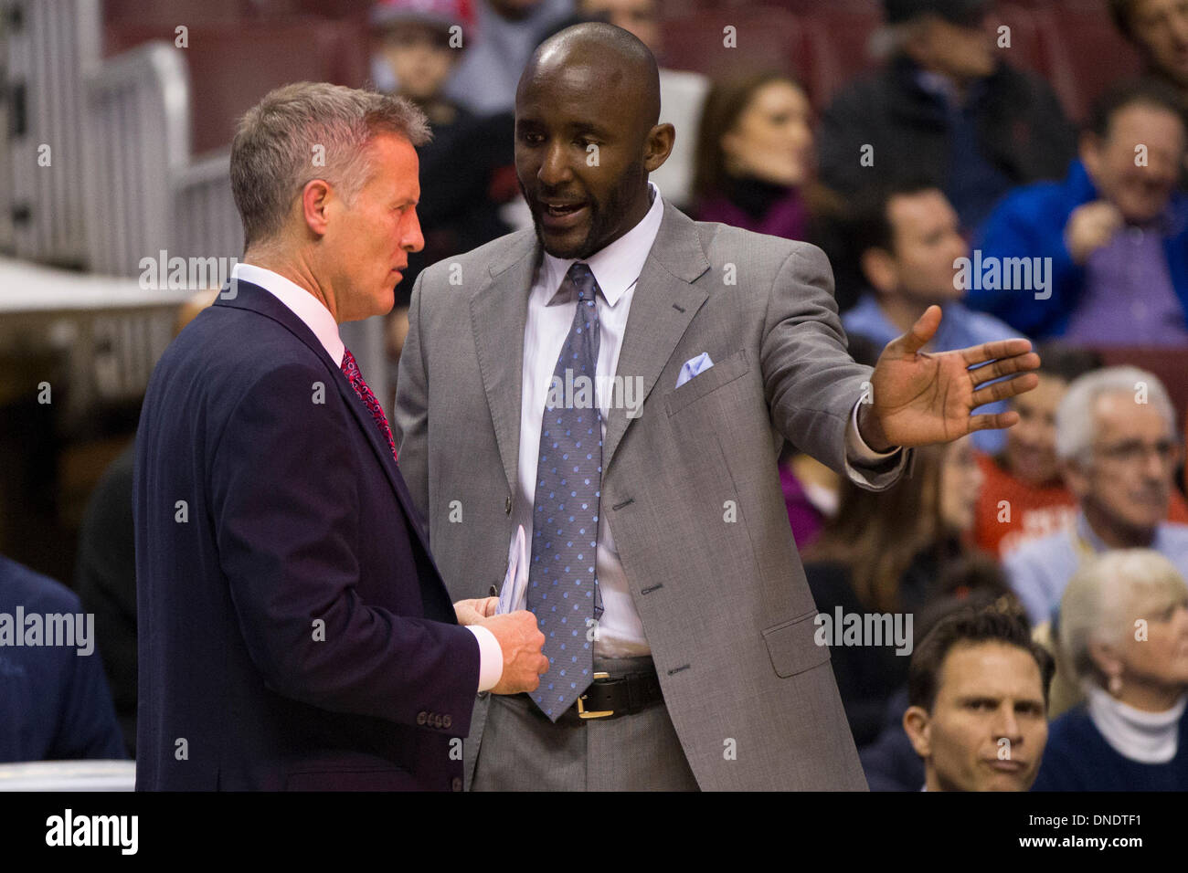 Dicembre 20, 2013: PHILADELPHIA 76ers assistant coach Lloyd Pierce colloqui con head coach Brett Brown durante il gioco NBA tra le reti di Brooklyn e la Philadelphia 76ers presso la Wells Fargo Center di Philadelphia, Pennsylvania. Il 76ers ha vinto 121-120 in ore di lavoro straordinario. (Christopher Szagola/Cal Sport Media) Foto Stock