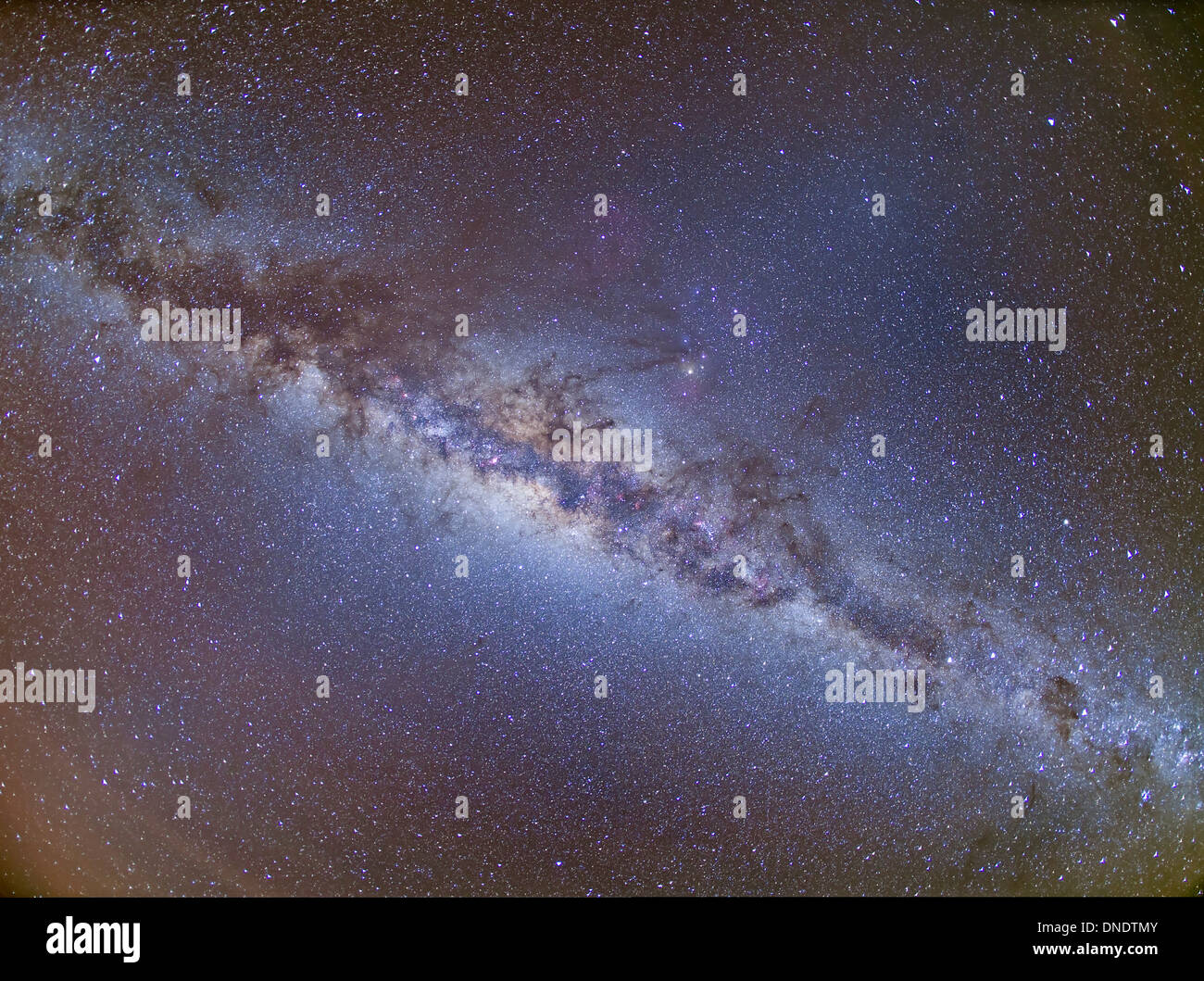 Telaio completo vista della Via Lattea da un orizzonte all'altro. Foto Stock