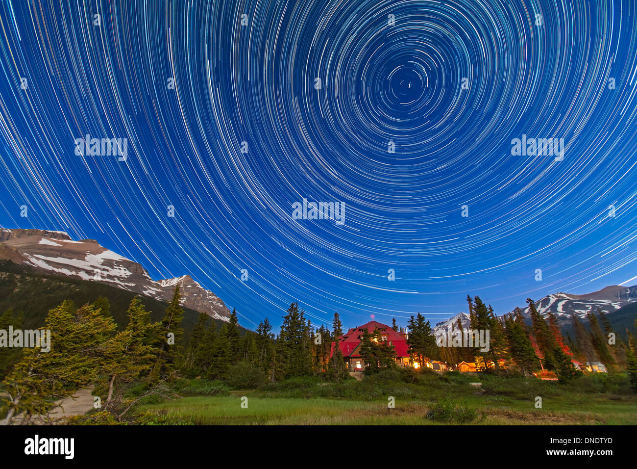 Stella circumpolare percorsi oltre il Parco Nazionale di Banff, Alberta, Canada. Foto Stock