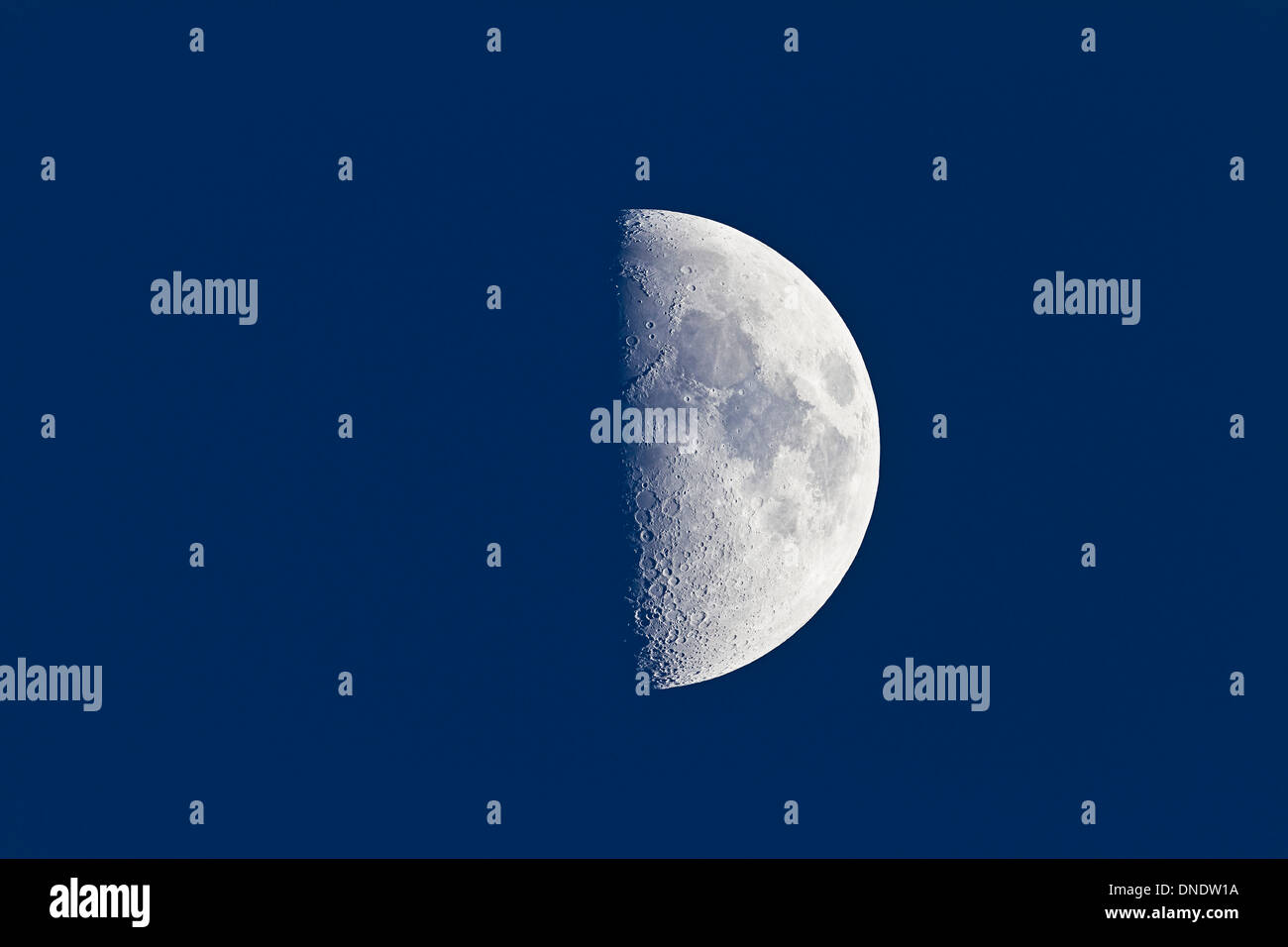 Aprile 21, 2010 - primo quarto di luna presa vicino al tramonto con il cielo ancora brillante nel crepuscolo. Foto Stock