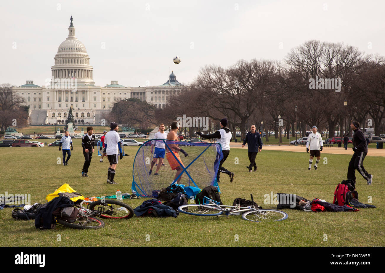 Washington, DC - gli uomini giocano un informale soccer game sul National Mall vicino a U.S. Capitol. Foto Stock