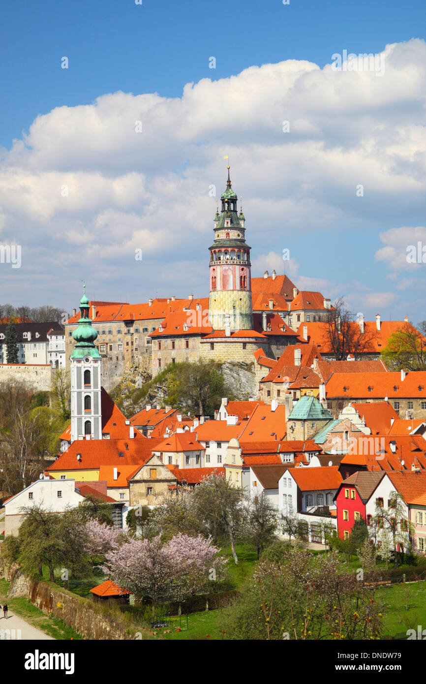 Panoramica dell'Unesco di cui città di Cesky Krumlov con castello e San Jost chiesa Repubblica Ceca Foto Stock