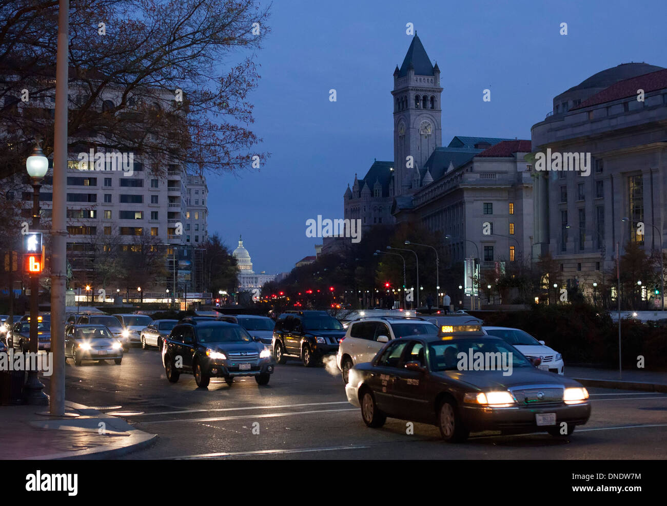 Washington, DC - Pennsylvania Avenue durante la serata di ora di punta con il Campidoglio degli Stati Uniti in background. Foto Stock