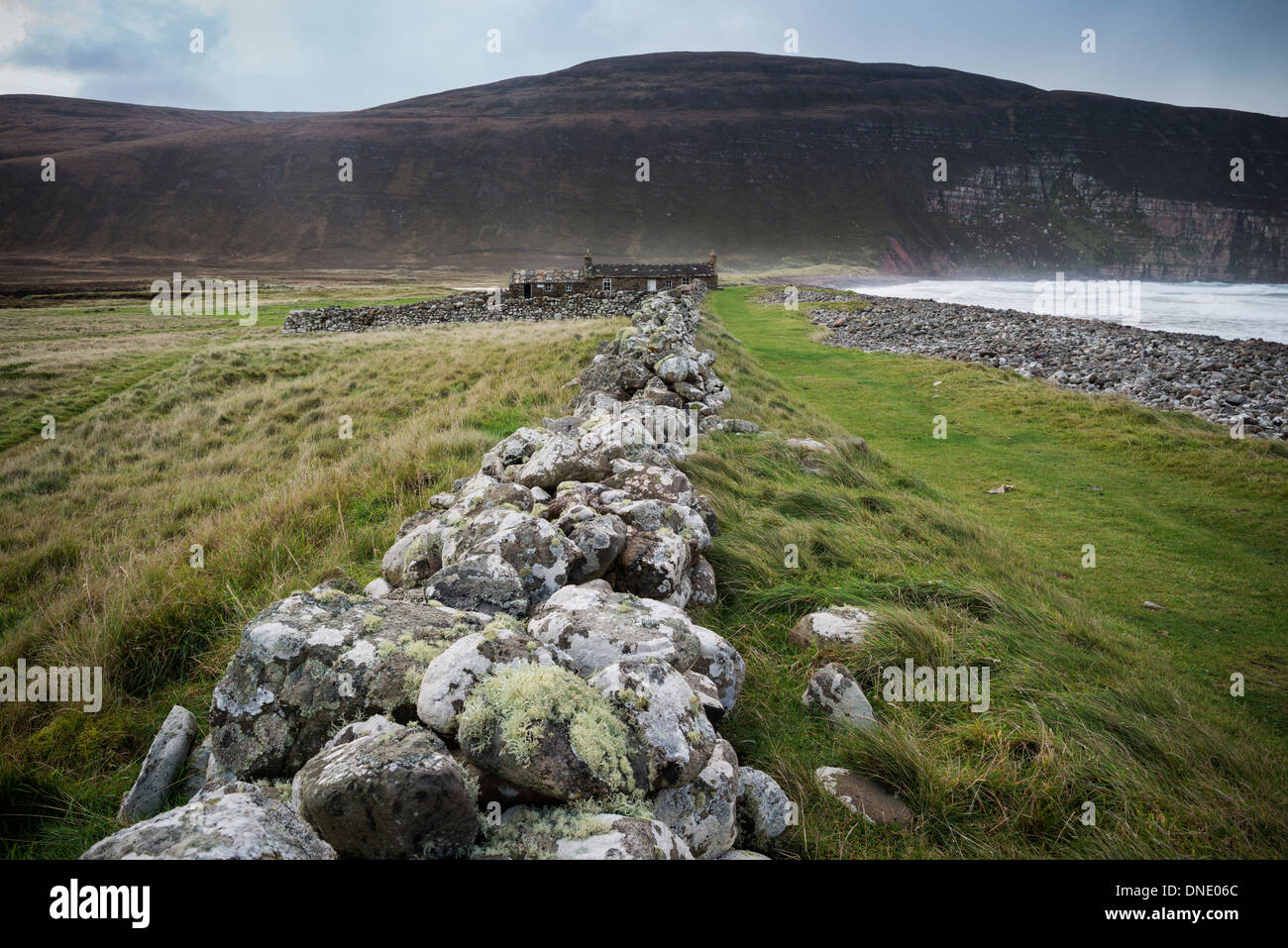 Il vecchio muro di pietra conduce verso Burnmouth Bothy, Rackwick Bay, Hoy, isole Orcadi, Scozia Foto Stock