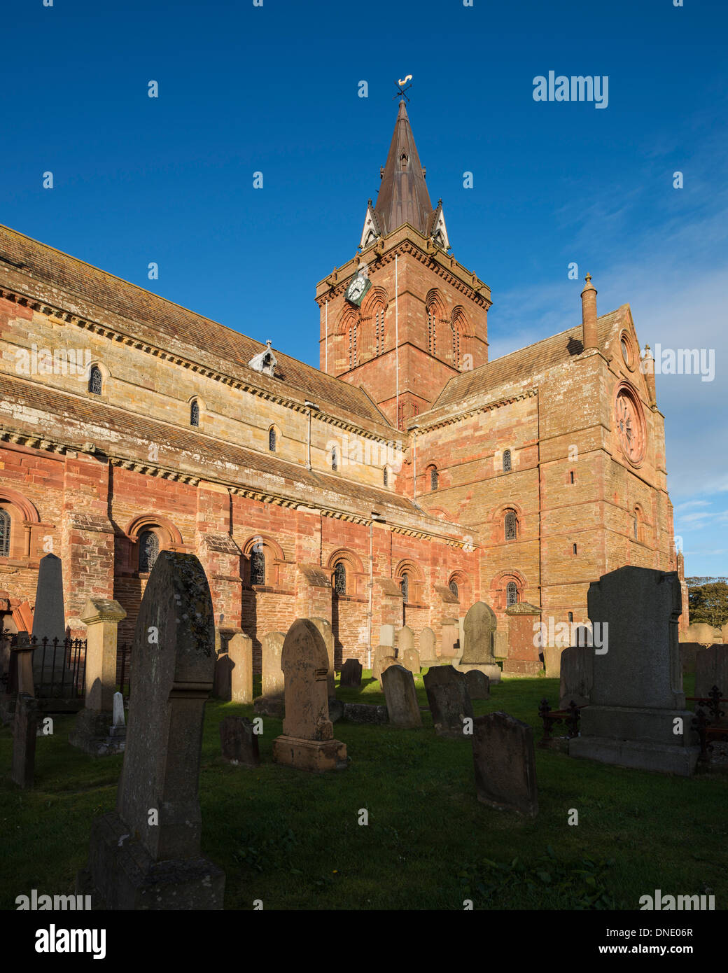San Magnus Cathedral e il cimitero, Kirkwall, Orkney, Scozia Foto Stock