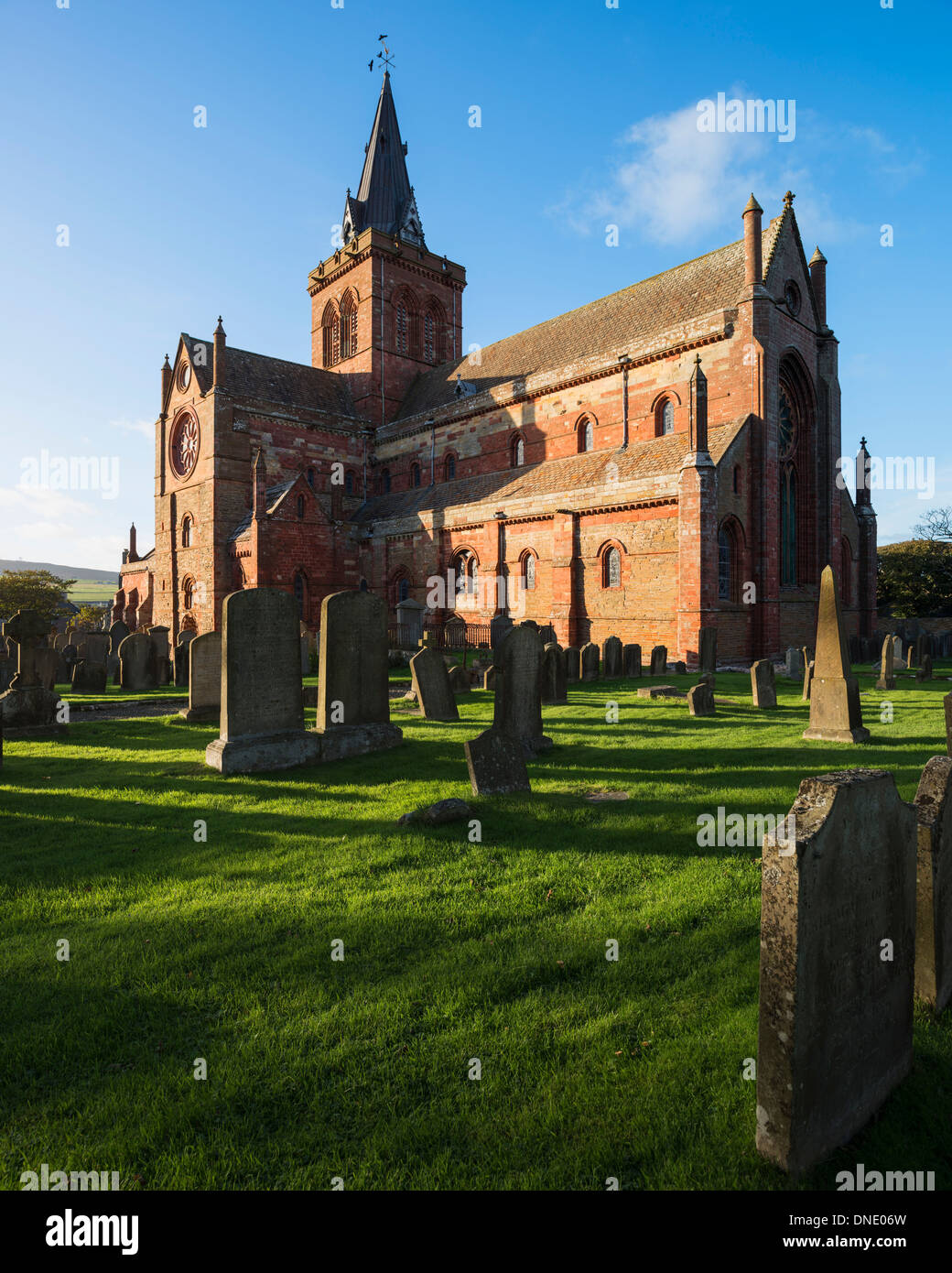 San Magnus Cathedral e il cimitero, Kirkwall, Orkney, Scozia Foto Stock