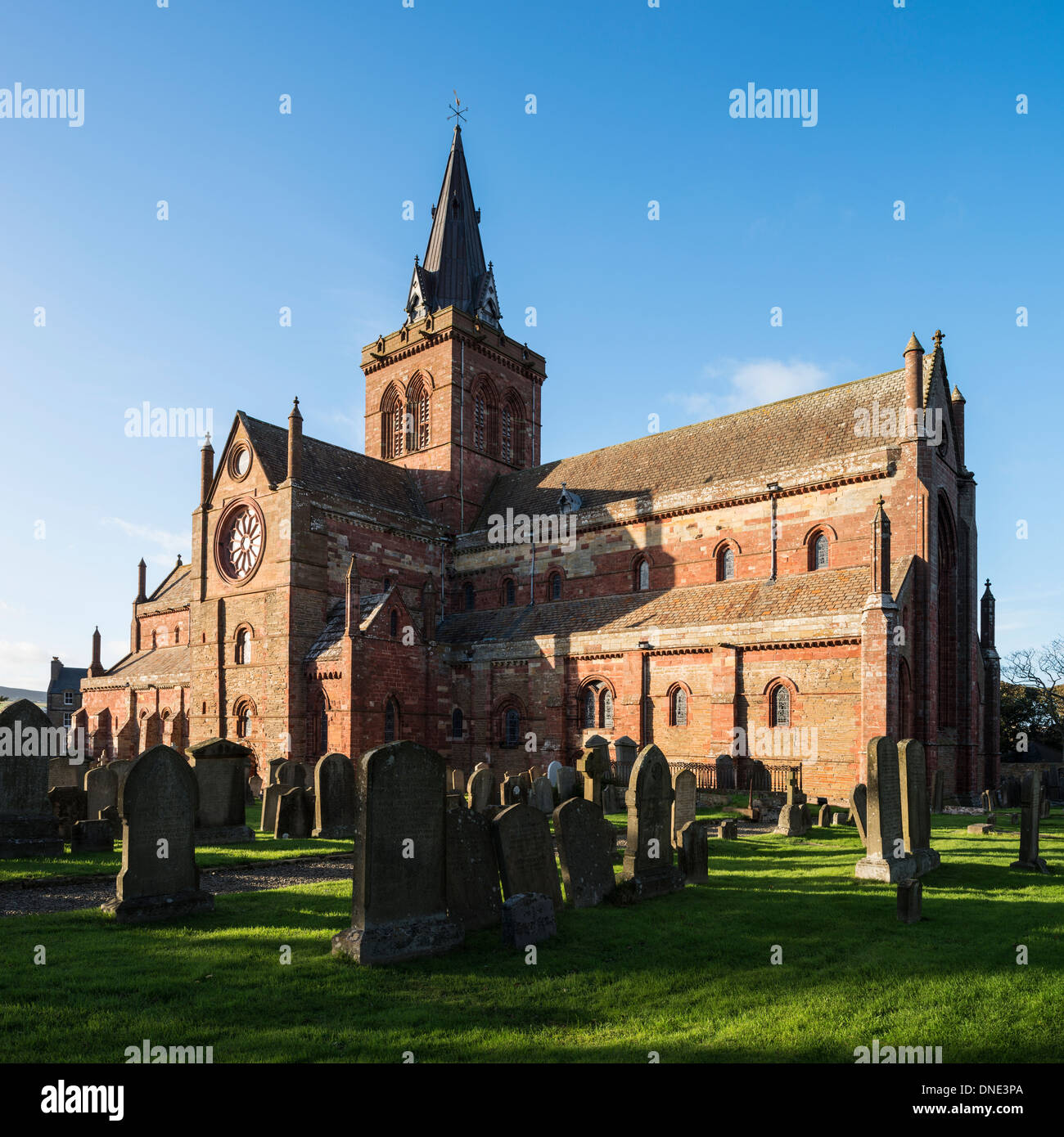 San Magnus Cathedral e il cimitero, Kirkwall, Orkney, Scozia Foto Stock
