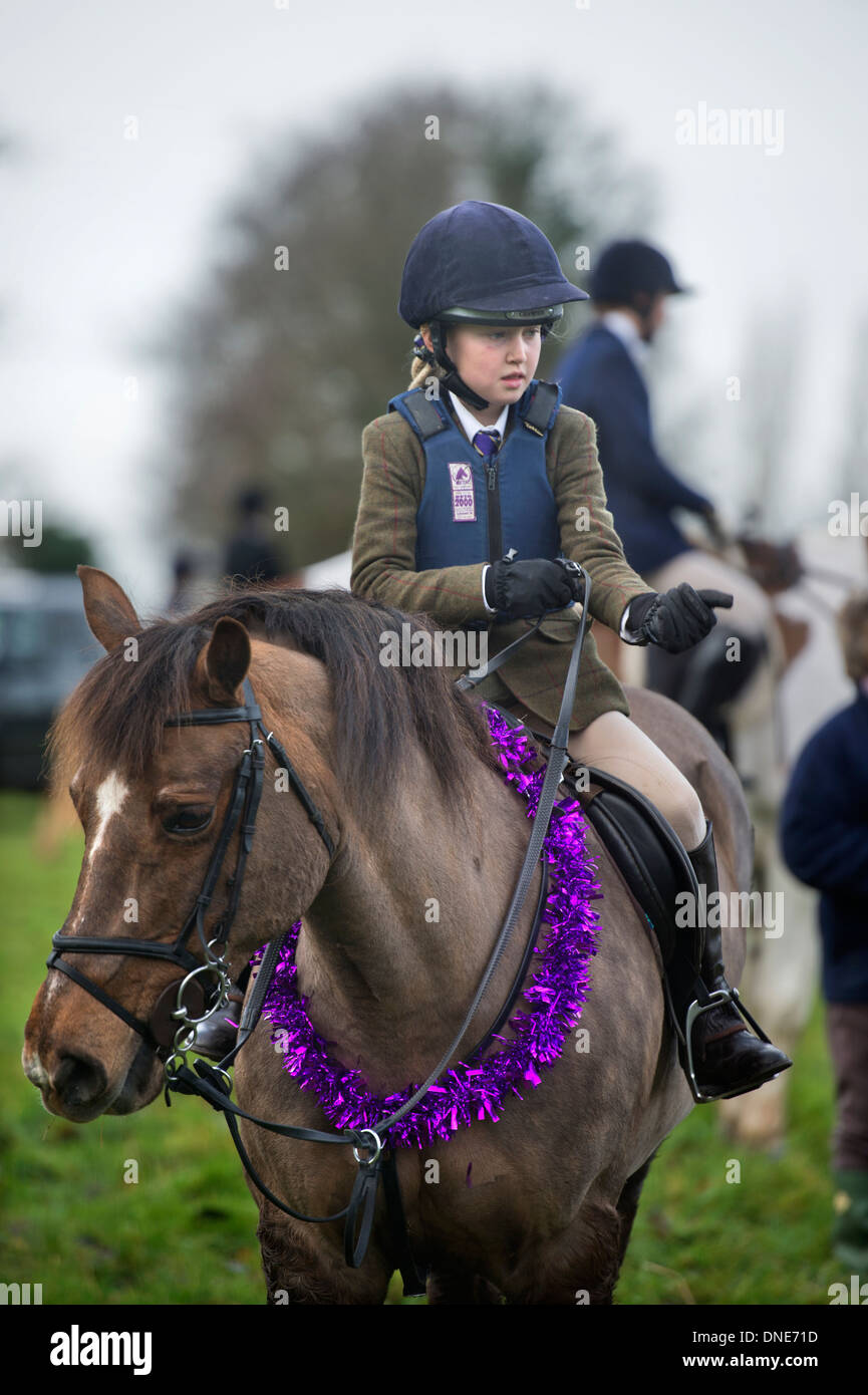 Un giovane cavaliere a cavallo festeggia il Natale da decorare il suo pony con tinsel in occasione di una riunione del Beaufort Hunt in Didmarton, Glou Foto Stock
