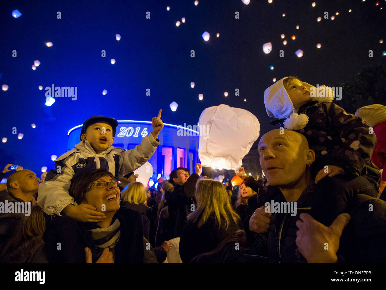 (131224) -- ZAGREB, Dicembre 24, 2013 (Xinhua) - Persone lanterne di volare nel cielo notturno durante il ARTOMAT art festival nel centro di Zagabria, Croazia, Dicembre 23, 2013. Persone lanterne rilasciato portando le loro speranze e i loro migliori auguri durante un tradizionale evento di Natale organizzato dal croato artista concettuale Kresimir Tadija Kapulica. (Xinhua/Miso Lisanin)(yt) Foto Stock