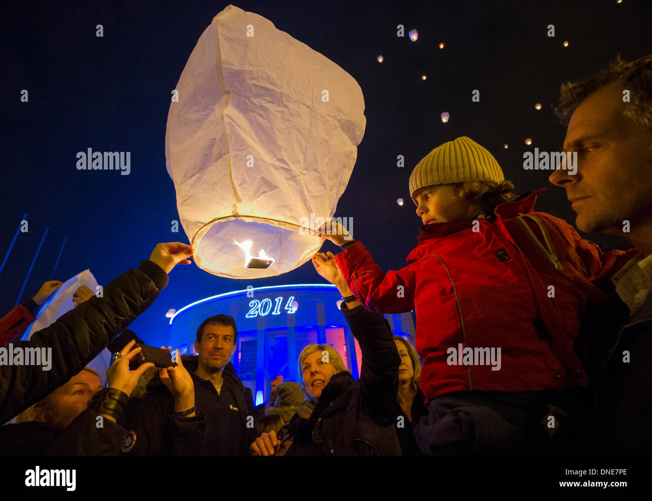 (131224) -- ZAGREB, Dicembre 24, 2013 (Xinhua) - Persone lanterne di volare nel cielo notturno durante il ARTOMAT art festival nel centro di Zagabria, Croazia, Dicembre 23, 2013. Persone lanterne rilasciato portando le loro speranze e i loro migliori auguri durante un tradizionale evento di Natale organizzato dal croato artista concettuale Kresimir Tadija Kapulica. (Xinhua/Miso Lisanin)(yt) Foto Stock