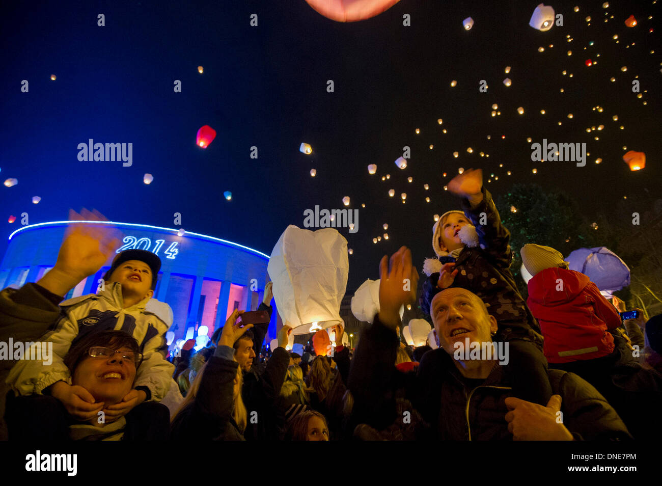 (131224) -- ZAGREB, Dicembre 24, 2013 (Xinhua) - Persone lanterne di volare nel cielo notturno durante il ARTOMAT art festival nel centro di Zagabria, Croazia, Dicembre 23, 2013. Persone lanterne rilasciato portando le loro speranze e i loro migliori auguri durante un tradizionale evento di Natale organizzato dal croato artista concettuale Kresimir Tadija Kapulica. (Xinhua/Miso Lisanin)(yt) Foto Stock