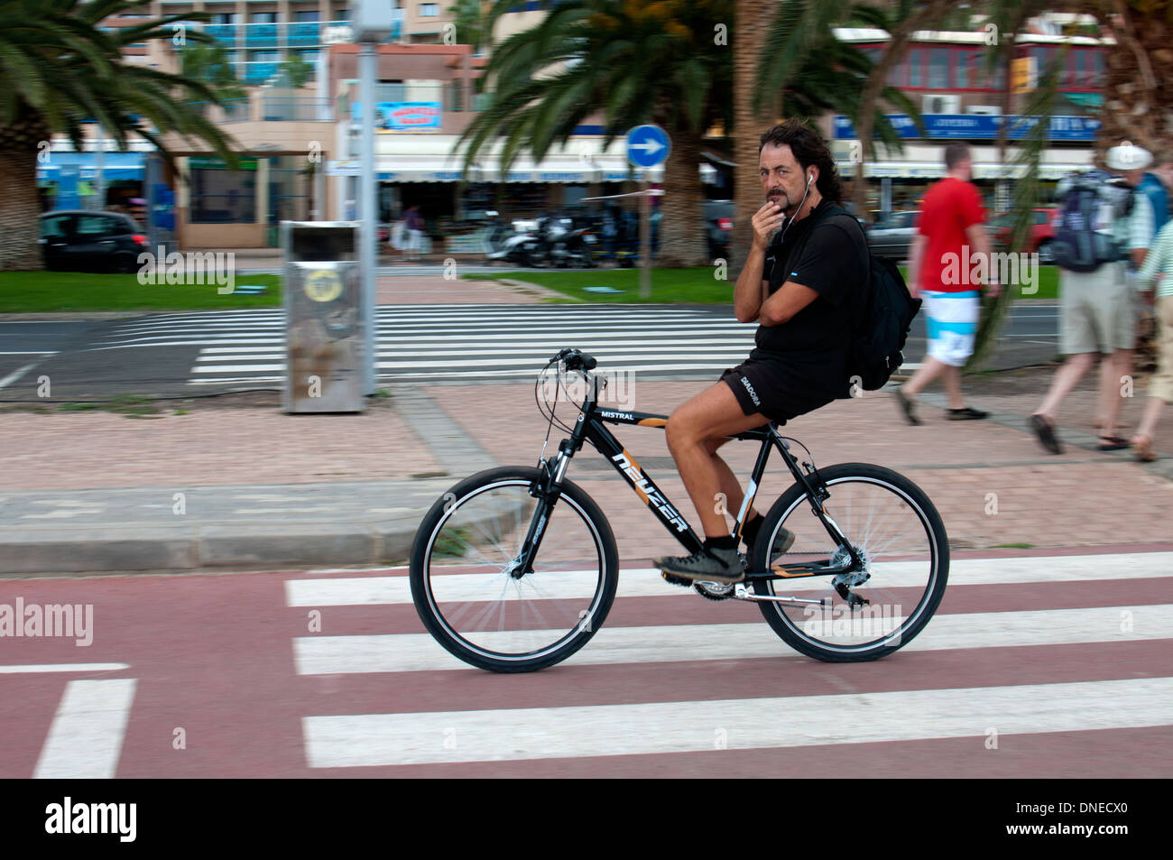 Ciclista in sella senza usare le mani, Morro Jable Fuerteventura Isole Canarie, Spagna. Foto Stock